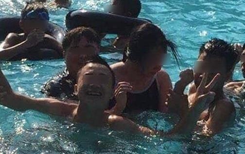 Nhom thanh nien bi to sam so mot co gai giua be boi o Bac Giang hinh anh