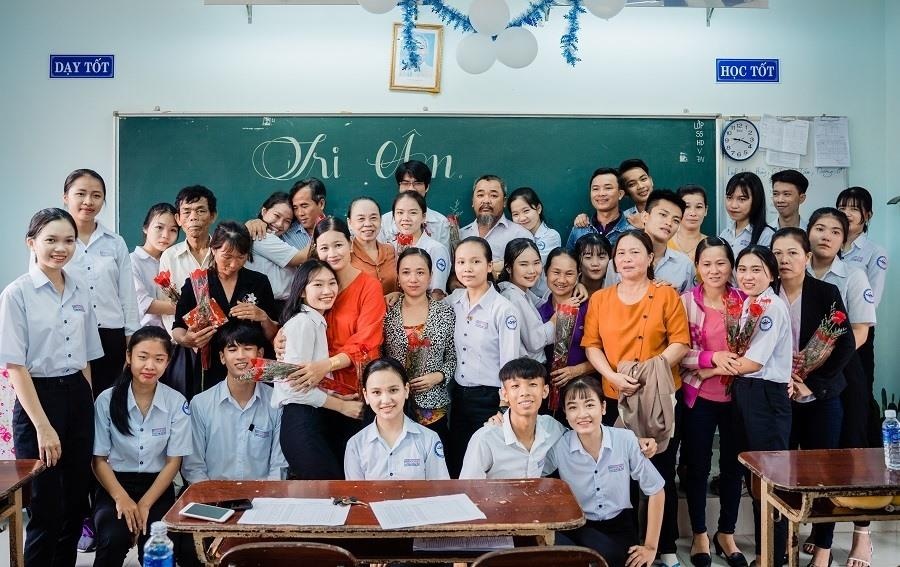 học sinh chụp ảnh kỷ yếu với cha mẹ ảnh 1 hoc sinh chup anh ky yeu voi cha me anh 1