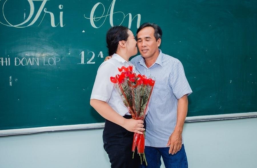 học sinh chụp ảnh kỷ yếu với cha mẹ ảnh 2 hoc sinh chup anh ky yeu voi cha me anh 2