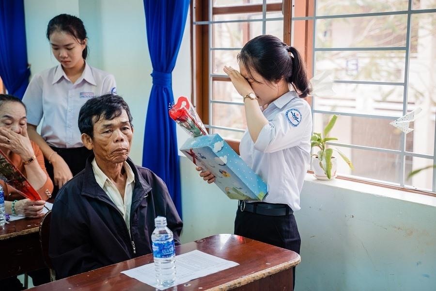 học sinh chụp ảnh kỷ yếu với cha mẹ ảnh 4 hoc sinh chup anh ky yeu voi cha me anh 4