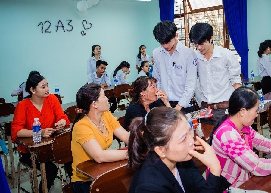 học sinh chụp ảnh kỷ yếu với cha mẹ ảnh 5 hoc sinh chup anh ky yeu voi cha me anh 5