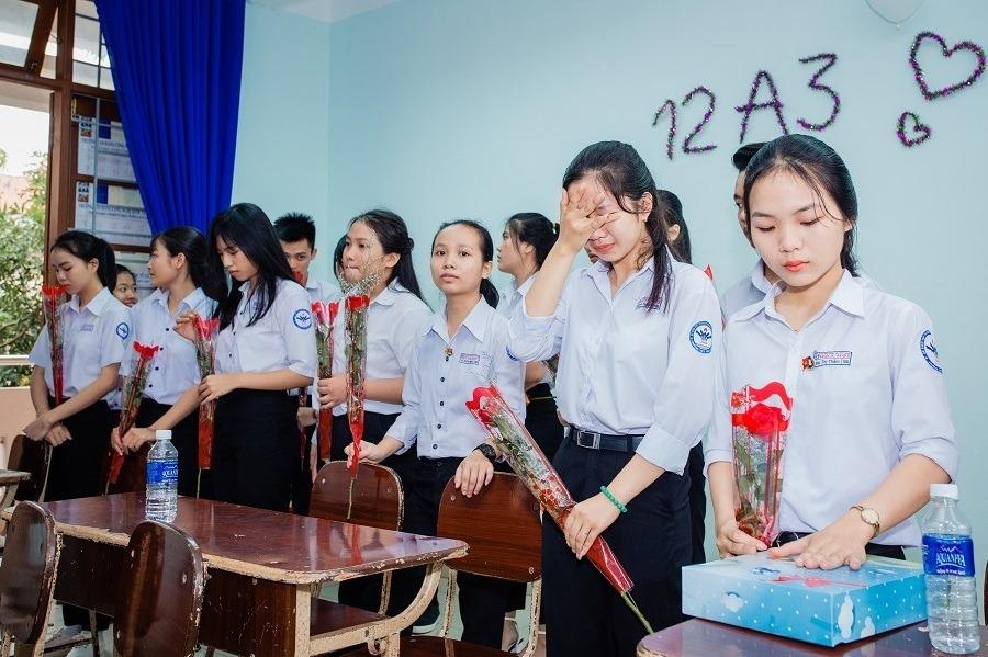 học sinh chụp ảnh kỷ yếu với cha mẹ ảnh 3 hoc sinh chup anh ky yeu voi cha me anh 3