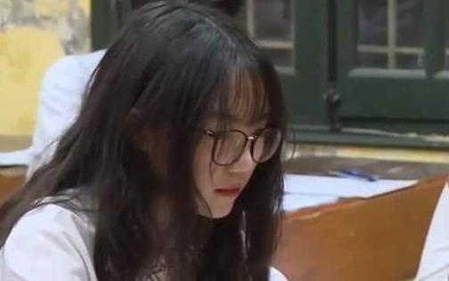Di thi lop 10, co gai bong bi 'nem da' vi xuat hien tren truyen hinh hinh anh