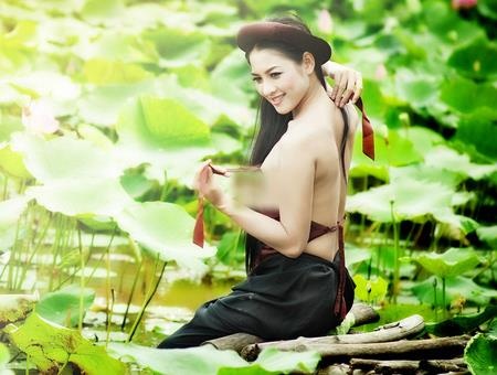 anh phan cam ben hoa sen anh 4