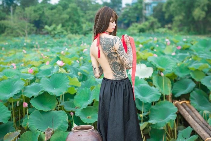 anh phan cam ben hoa sen anh 6