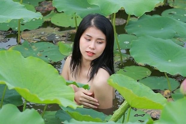 Mua he - thoi diem gioi tre thi nhau chup nude, phan cam voi hoa sen? hinh anh