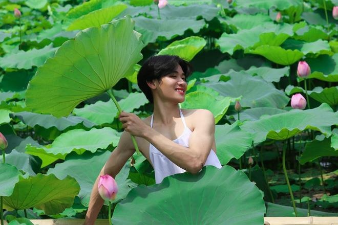 anh phan cam ben hoa sen anh 3