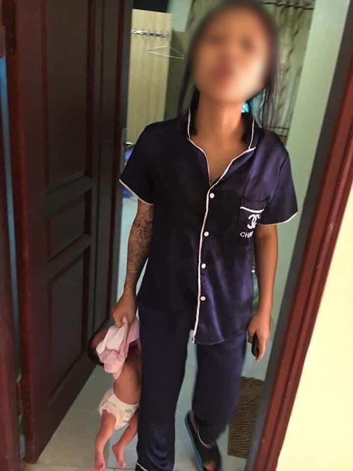 hinh anh nguoi phu nu xach dua tre anh 1