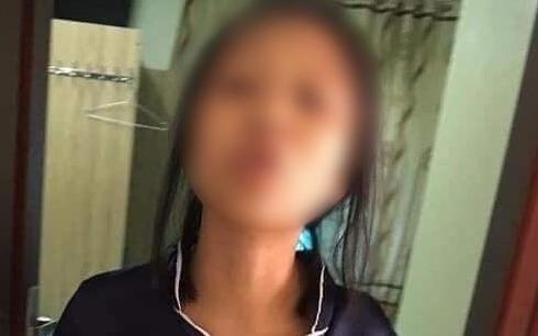 Dan mang len an nguoi phu nu tum ao, xach dua tre tren tay hinh anh