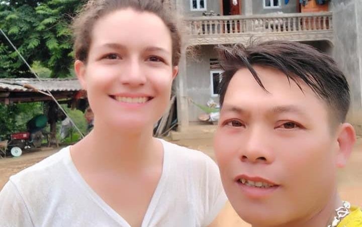 Du khach Canada duoc nguoi dan tra lai tai san danh roi hinh anh