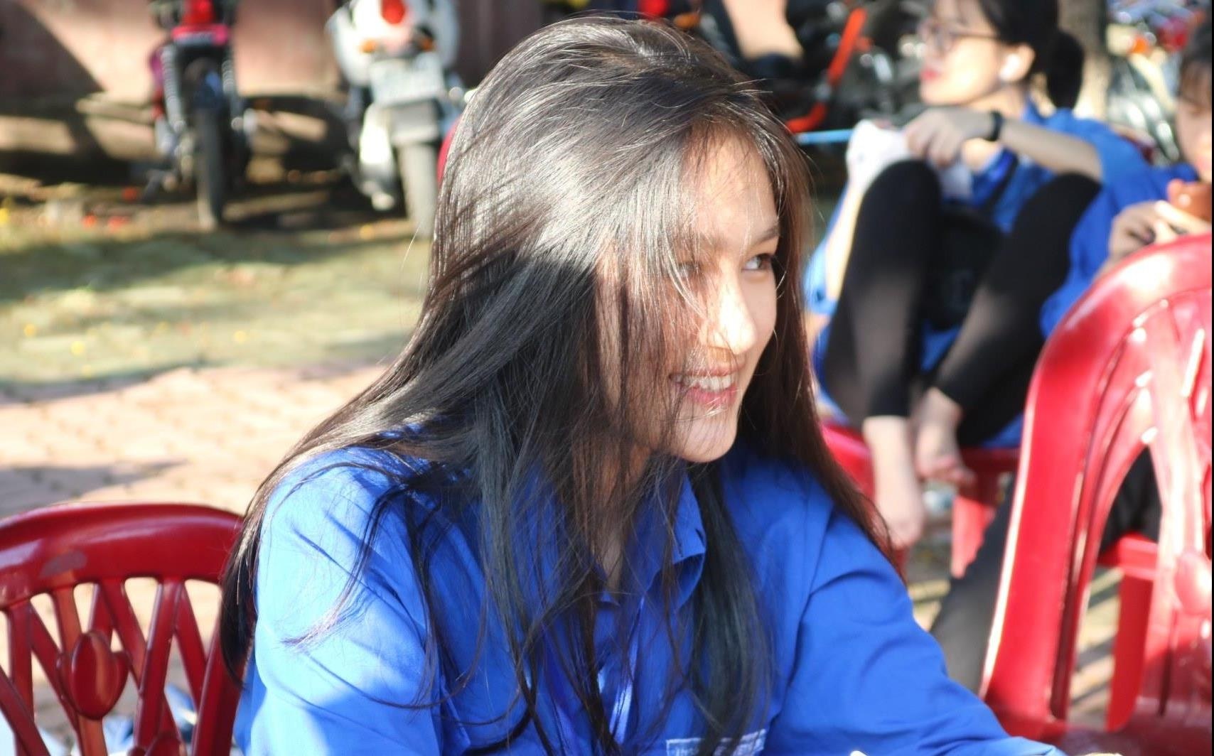 Nu sinh tiep suc mua thi o Nghe An 'gay thuong nho' hinh anh