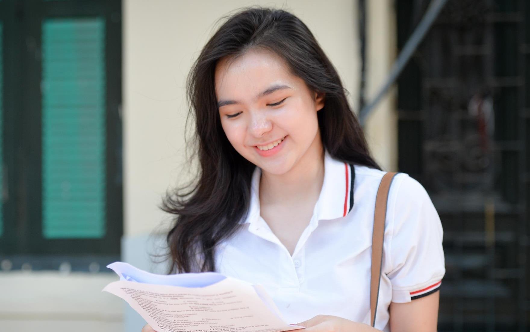 Nhan sac nu sinh mang 3 dong mau noi bat trong ngay thi THPT quoc gia hinh anh