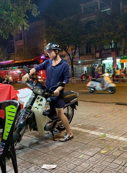 chàng trai mời cụ già ăn hủ tiếu ảnh 2 chang trai moi cu gia an hu tieu anh 2
