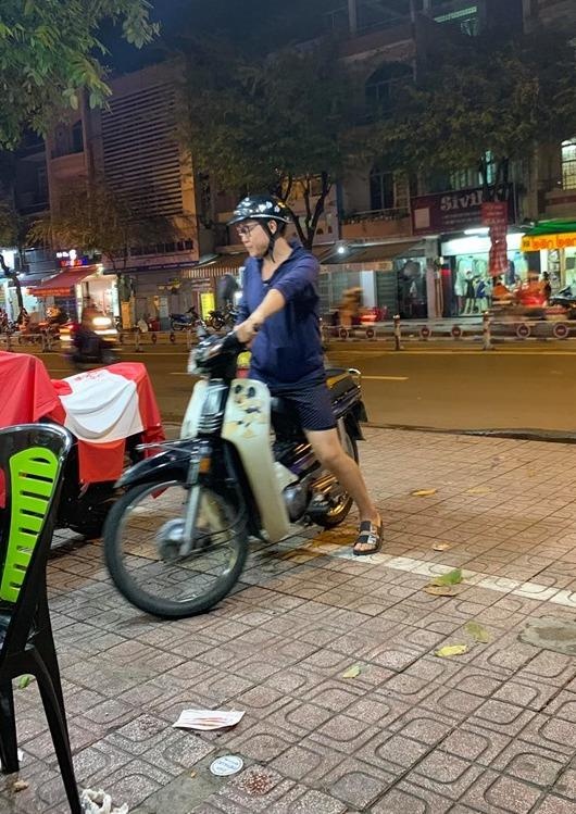 chàng trai mời cụ già ăn hủ tiếu ảnh 3 chang trai moi cu gia an hu tieu anh 3