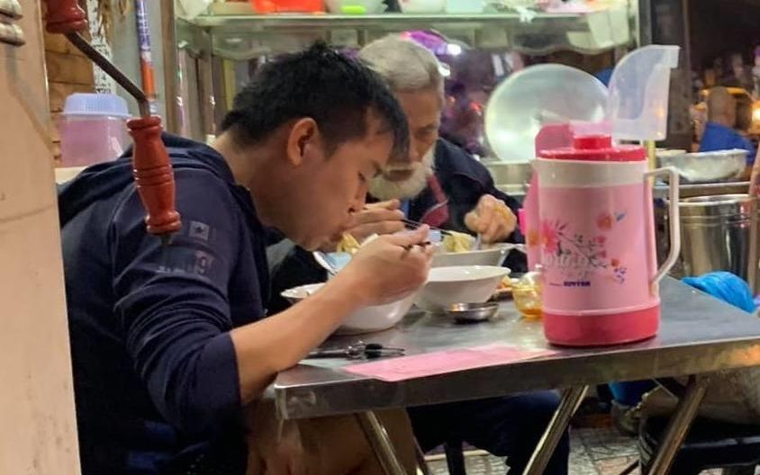 Duoc hoi mua ve so, chang trai moi luon cu gia ban ngoi an cung hinh anh