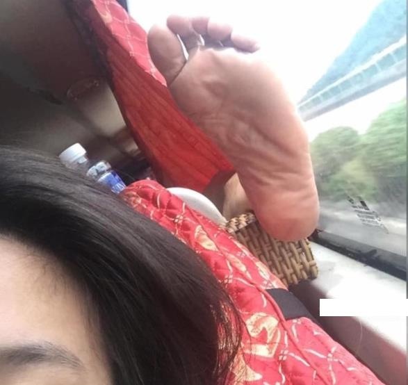 gac chan len ghe anh 1