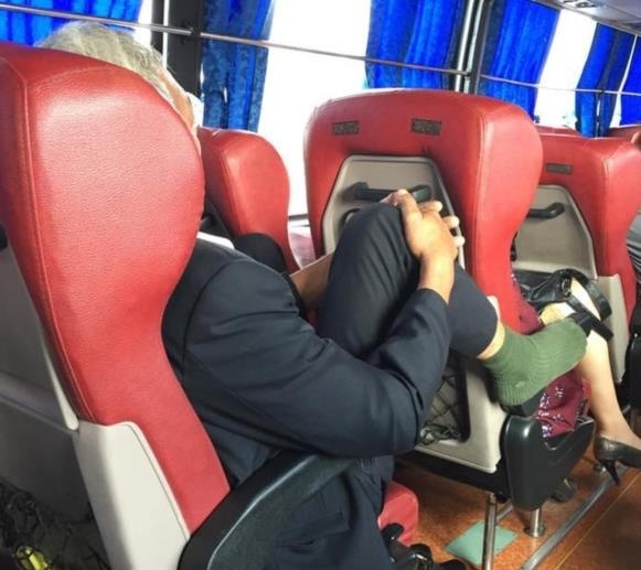 gac chan len ghe anh 8