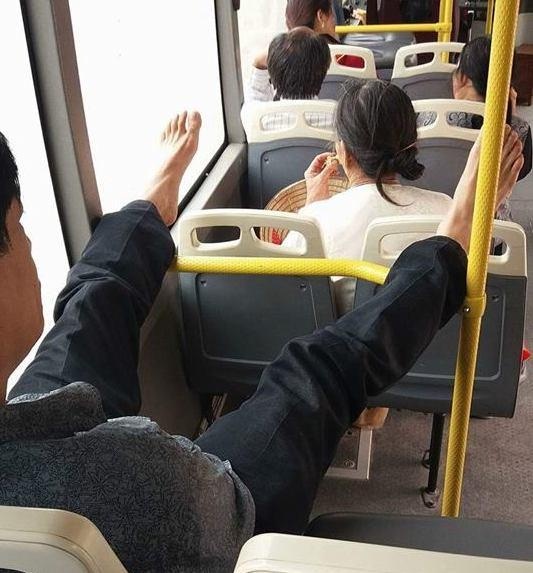 gac chan len ghe anh 4