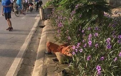 Tai xe dam tu vong nu lao cong roi bo chay khien dan mang bat binh hinh anh