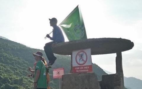 Nhom phuot treo len di tich lich su 'song ao' bat chap bien cam hinh anh