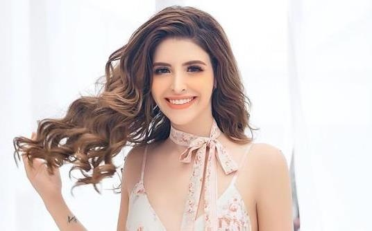 Hot girl Andrea deo mat na, tham gia game show hen ho hinh anh