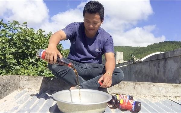 YouTuber gay buc xuc vi do nuoc mam len dau me de mung 1.000 followers hinh anh