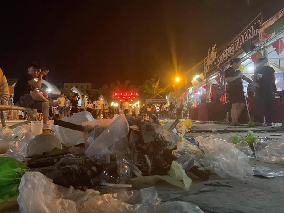 xả rác trong lễ hội ở Nghệ An ảnh 2 xa rac trong le hoi o Nghe An anh 2