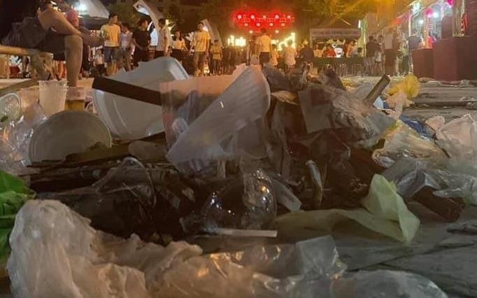 Dan mang ngan ngam voi 'nui rac' tai le hoi van hoa quoc te o Nghe An hinh anh