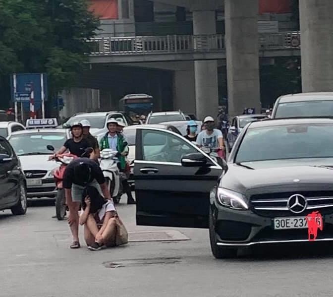 co gai ngoi giua duong khoc anh 1