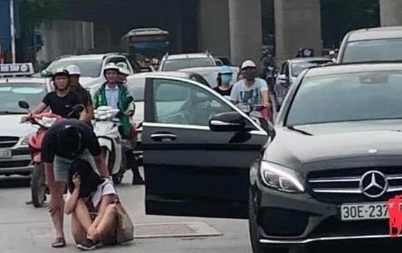 Co gai lao ra khoi xe hoi, ngoi giua duong om mat khoc o Ha Noi hinh anh