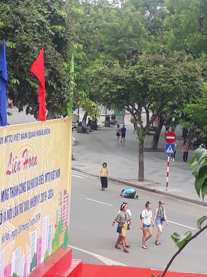 chàng trai quỳ gối ở phố đi bộ ảnh 1 chang trai quy goi o pho di bo anh 1