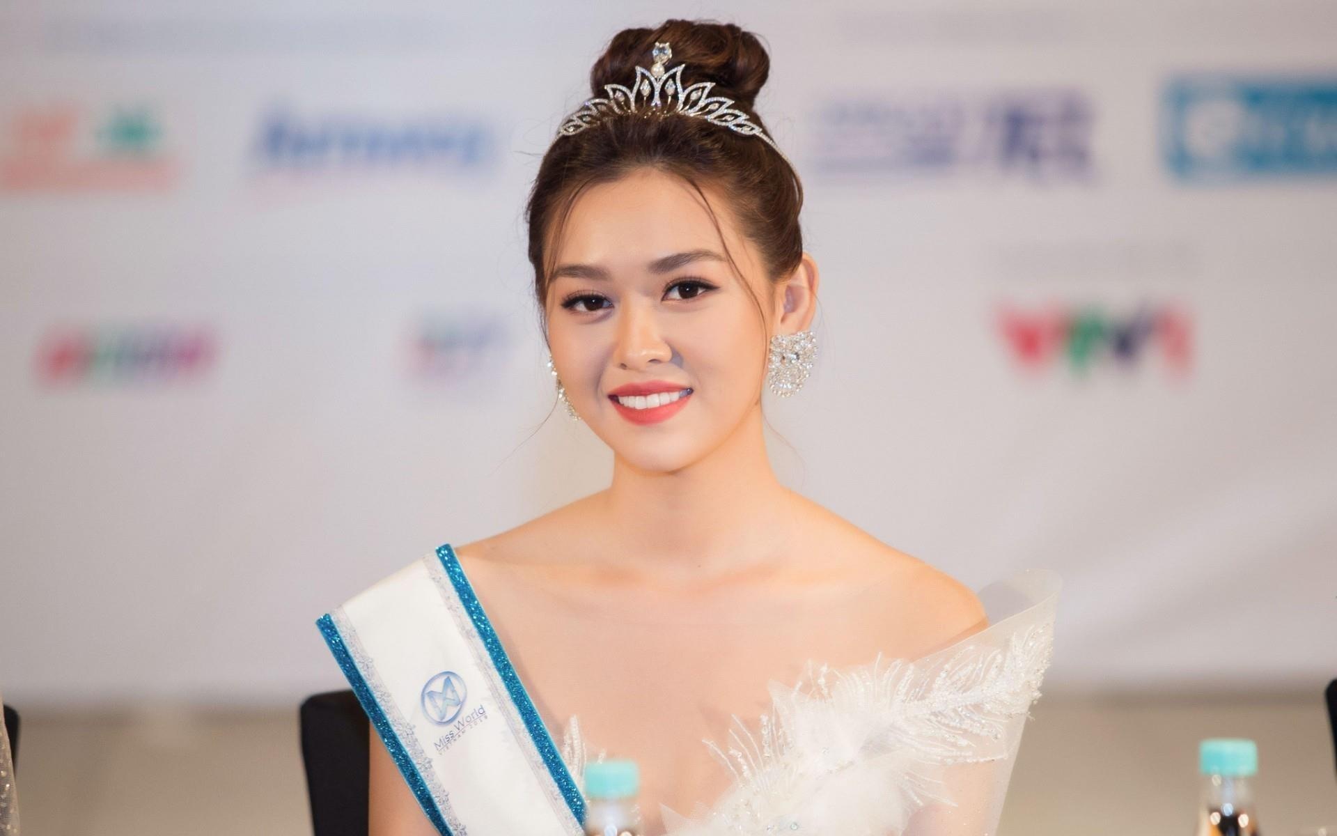 A hau 2 Tuong San va cac hot girl xuat than tu truong Phan Dinh Phung hinh anh