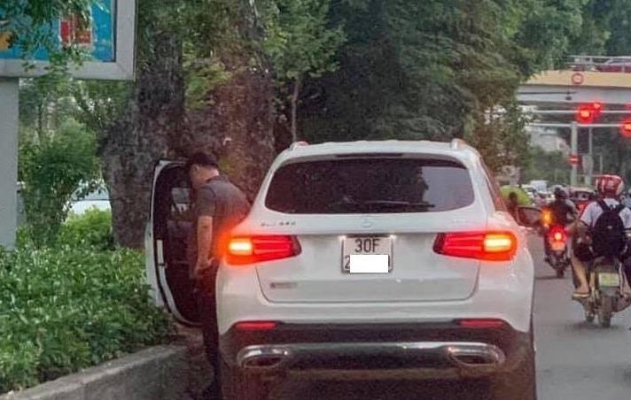 Nam thanh nien di oto tieu bay giua duong pho Ha Noi hinh anh