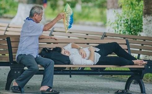 Bua com cua me va nhung hinh anh tan sinh vien ngay nhap hoc hinh anh