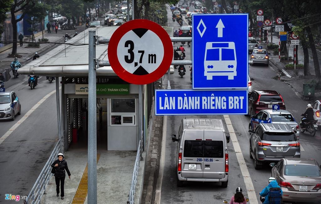 chang thanh nien nuoc ngoai chan xe di vao lan BRT anh 1