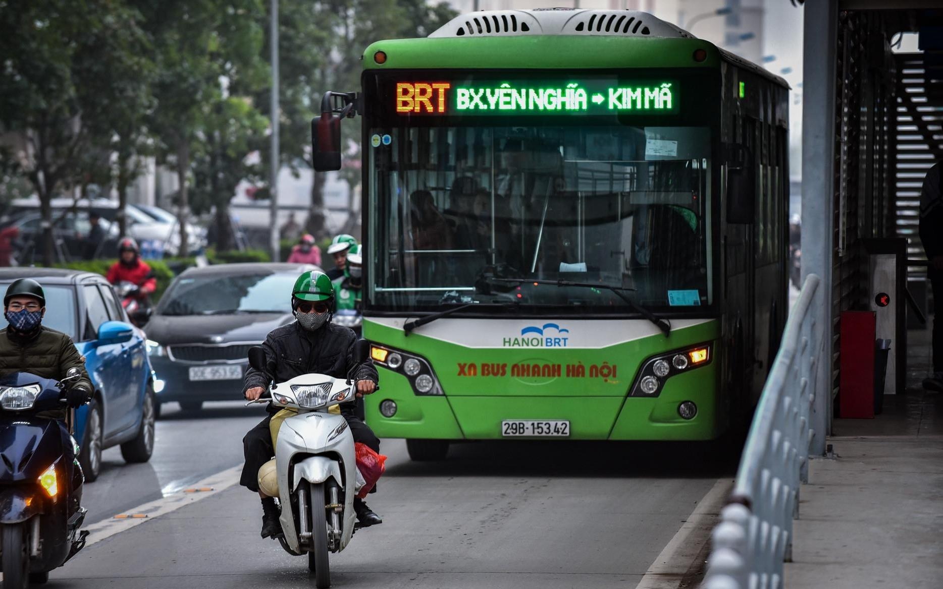 Nguoi dan ong nuoc ngoai chan khong cho oto di vao lan BRT o Ha Noi hinh anh