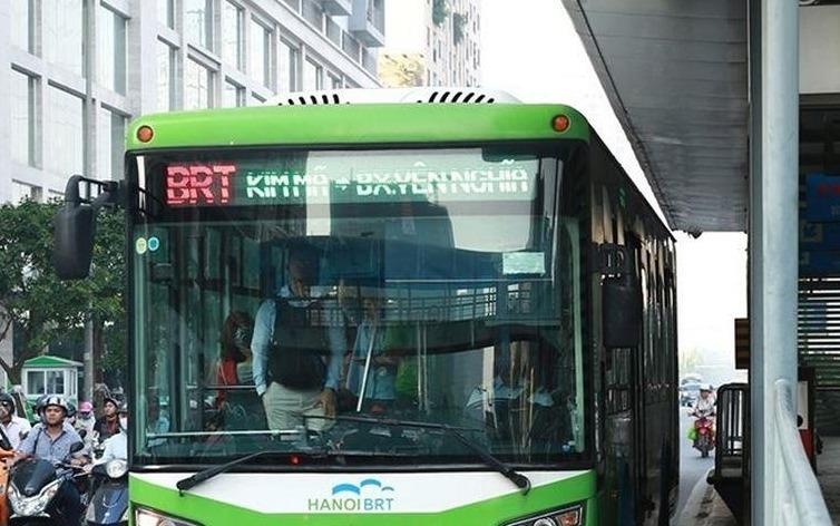 Nguoi dan ong nuoc ngoai dung chan oto di vao duong BRT hinh anh