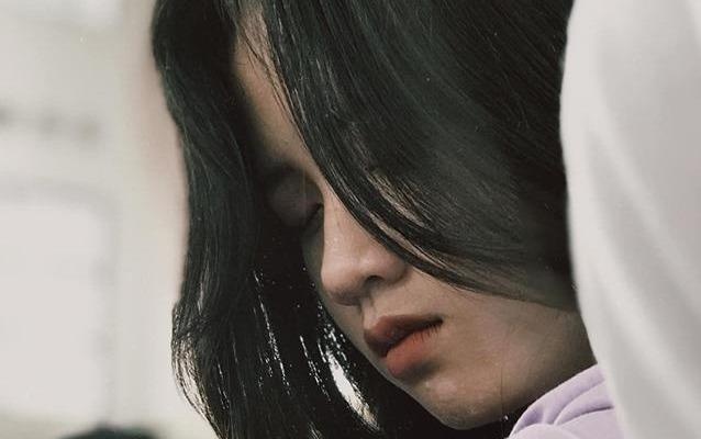 Bi chup len, 10X phat khoc vi dan mang chi trich 'dien sau' hinh anh