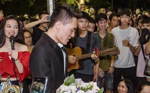 Anh chang nho ca cong ty len pho di bo co vu to tinh hinh anh