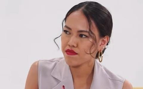 Them co gai bi 'nem da' vi noi tieng Viet chen tieng Anh hinh anh