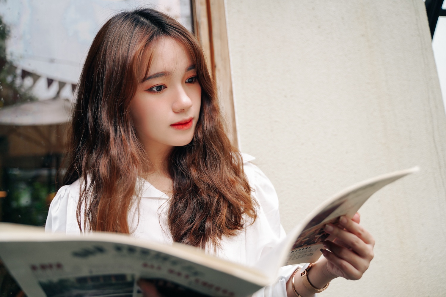 nu sinh hoc gioi truong kinh te anh 1