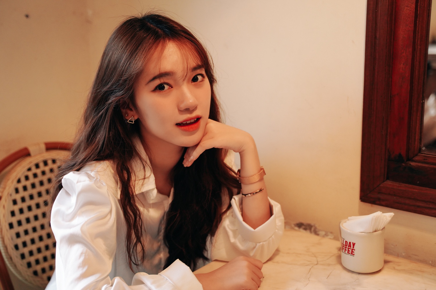 nu sinh hoc gioi truong kinh te anh 2