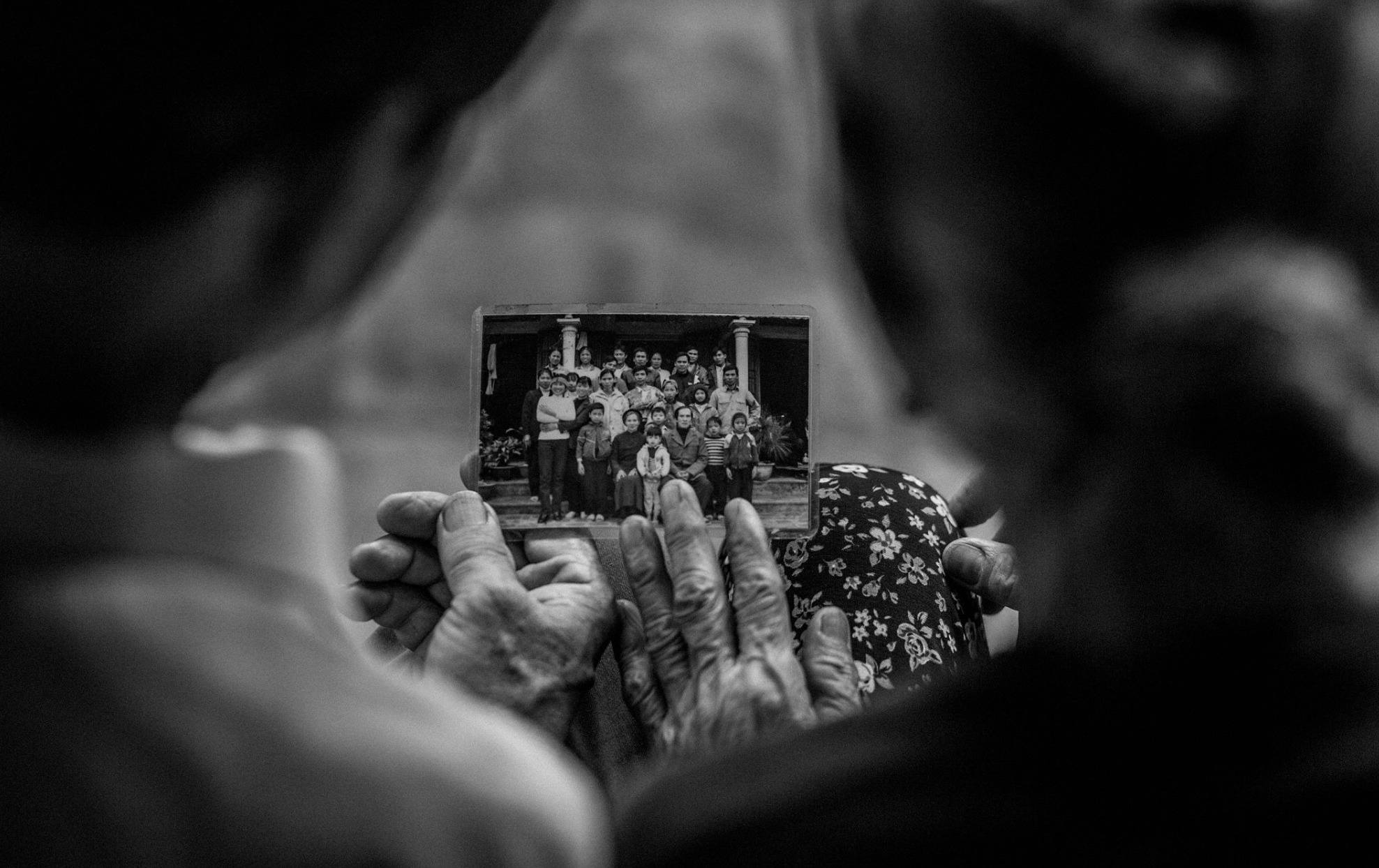 chau trai chup anh cho ong ba anh 9