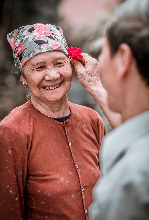 chau trai chup anh cho ong ba anh 4