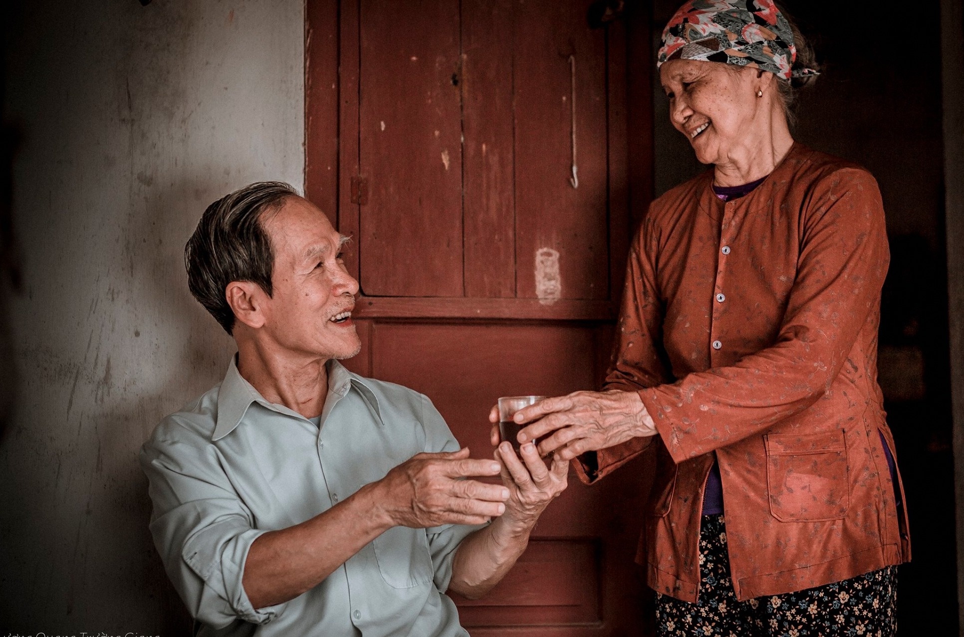 chau trai chup anh cho ong ba anh 2