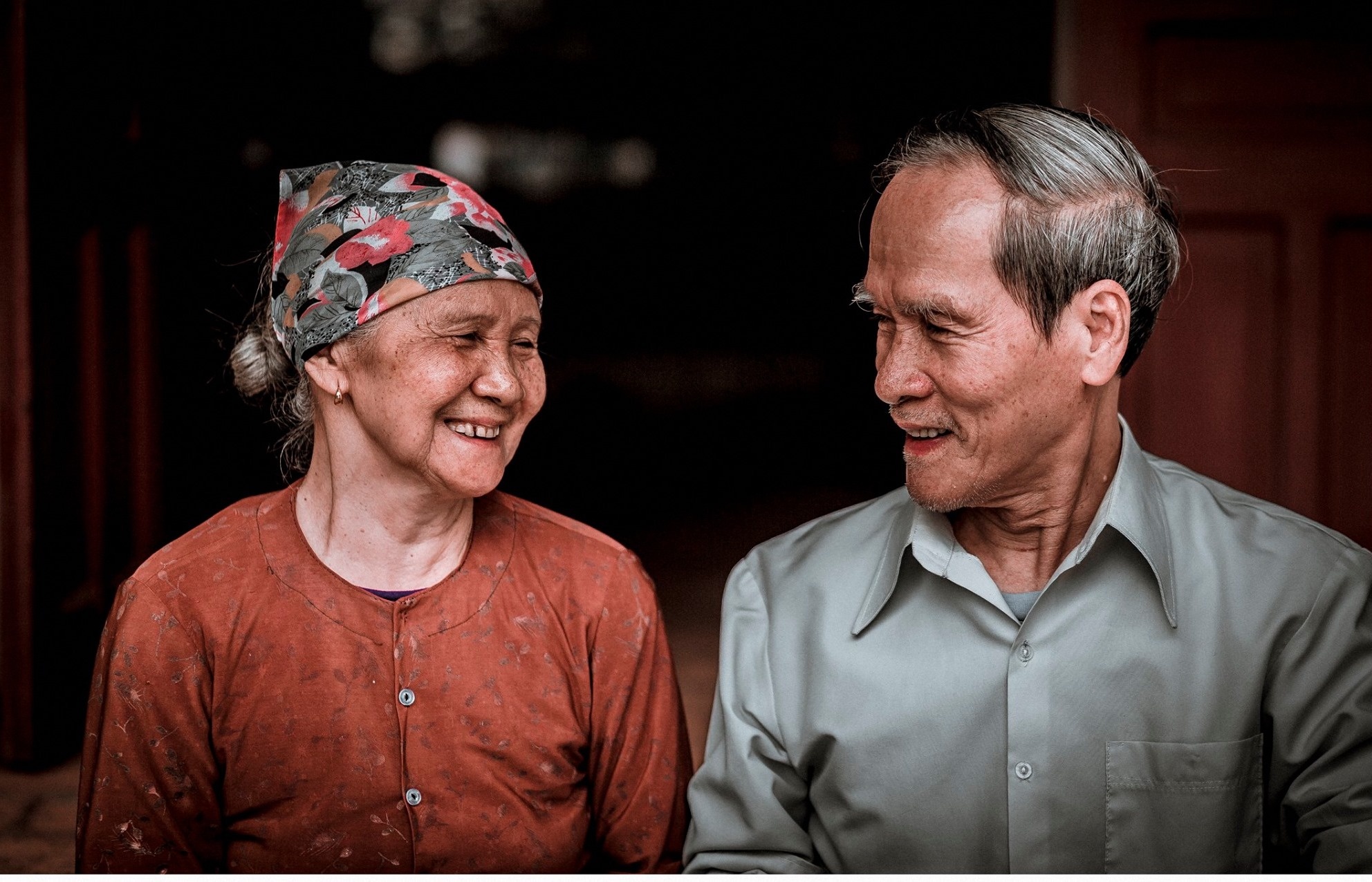 chau trai chup anh cho ong ba anh 1