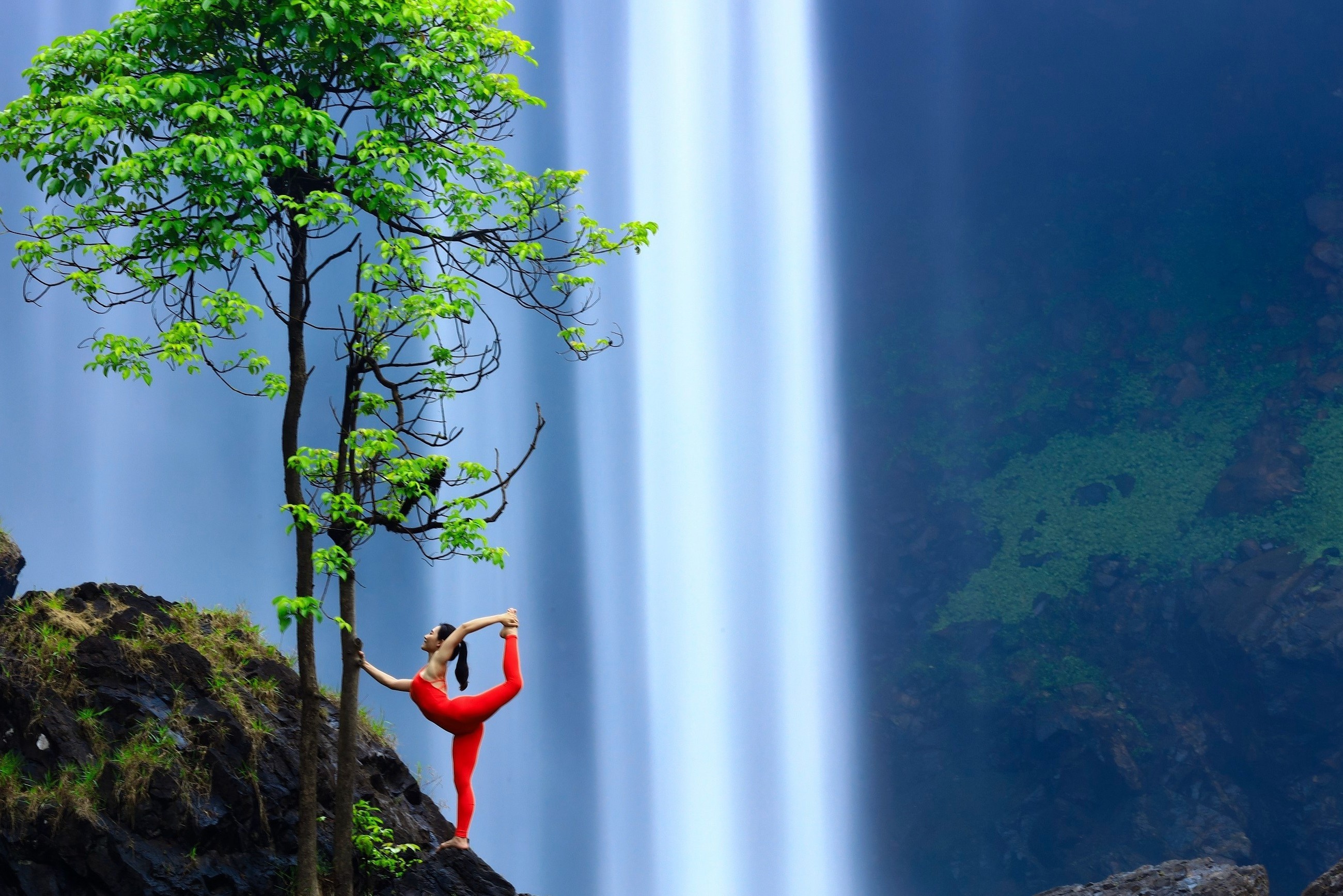 Co gai trinh dien yoga ben thac nuoc, giua nui rung Gia Lai hinh anh