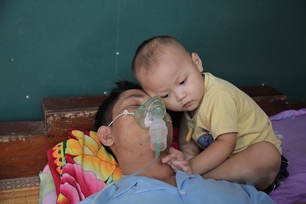 cậu bé 2 tuổi nép mình vào cha ảnh 1 cau be 2 tuoi nep minh vao cha anh 1