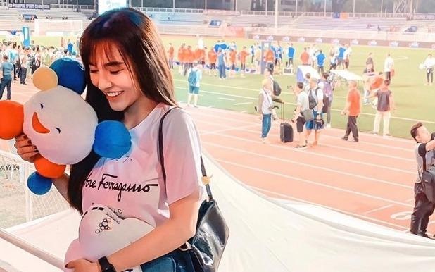 Ban gai Hoang Duc duoc khen xinh dep khi ra san co vu ban trai hinh anh