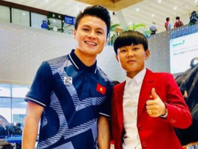 Cau thu nu khoe anh chup cung HLV Park, Quang Hai hinh anh